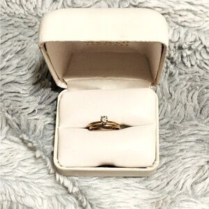 Elegant Gold Ring with Diamond Accent